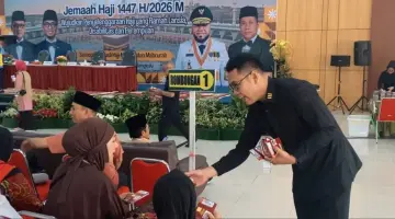 Hari Kedua Layanan Haji, Imigrasi Bengkulu Tuntaskan Pembagian Paspor CJH Kloter 1 di Asrama Haji