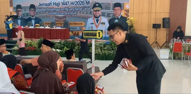 Hari Kedua Layanan Haji, Imigrasi Bengkulu Tuntaskan Pembagian Paspor CJH Kloter 1 di Asrama Haji