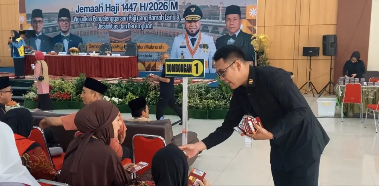 Hari Kedua Layanan Haji, Imigrasi Bengkulu Tuntaskan Pembagian Paspor CJH Kloter 1 di Asrama Haji