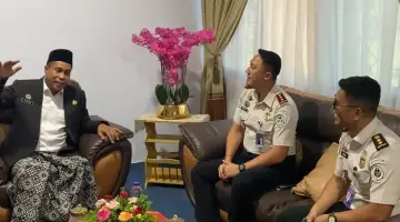 Kepala Kantor Imigrasi Bengkulu Tinjau Langsung Pemeriksaan Keimigrasian Jemaah Haji Kloter 1