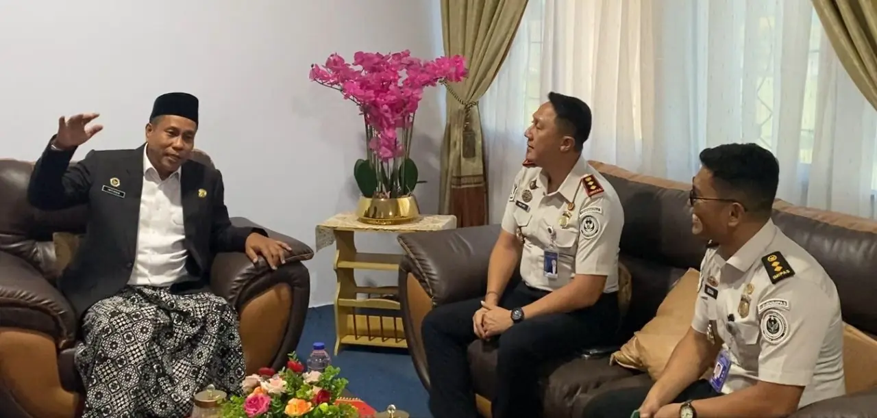 Kepala Kantor Imigrasi Bengkulu Tinjau Langsung Pemeriksaan Keimigrasian Jemaah Haji Kloter 1