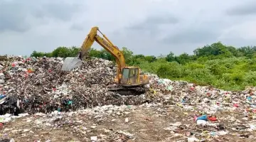 Alat berat mengangkut dan meratakan tumpukan sampah di TPA Sebakul. Aktivitas ini menjadi bagian dari upaya pengelolaan limbah di tengah tingginya volume sampah yang terus meningkat setiap harinya.