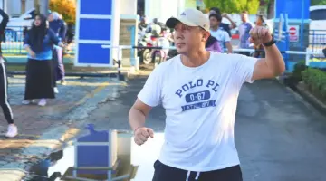 Kepala Kantor Hadir Lebih Awal dan Pimpin Pemanasan, Kantor Imigrasi Bengkulu Gelar Senam Pagi Bersama