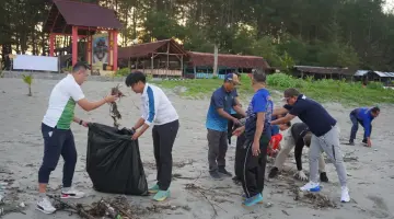 Wujudkan Program Aksi Menteri, Imigrasi Bengkulu Gelar Bakti Sosial Bersihkan Pantai Panjang