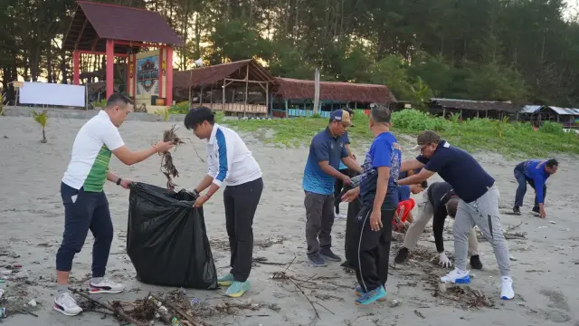 Wujudkan Program Aksi Menteri, Imigrasi Bengkulu Gelar Bakti Sosial Bersihkan Pantai Panjang