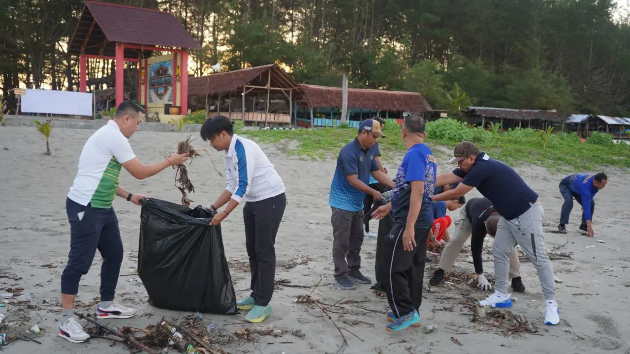 Wujudkan Program Aksi Menteri, Imigrasi Bengkulu Gelar Bakti Sosial Bersihkan Pantai Panjang