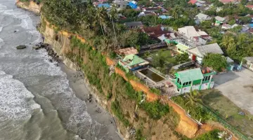 Sumber : Dokumentasi Genesis Pemukiman Kelurahan Belakang Gedung dipigir jurang abrasi