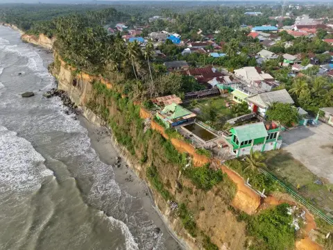 Sumber : Dokumentasi Genesis Pemukiman Kelurahan Belakang Gedung dipigir jurang abrasi