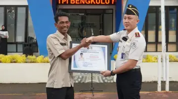 Kakanim Bengkulu Pimpin Apel Pagi, Berikan Penghargaan kepada Pegawai dan Outsourcing Teladan