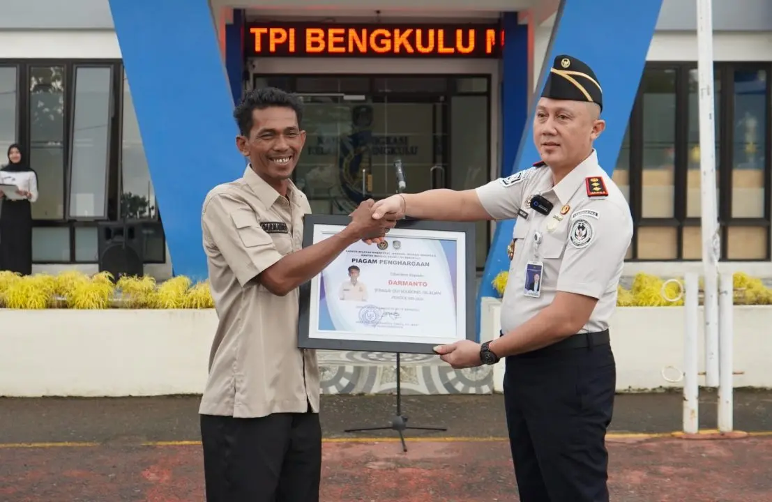 Kakanim Bengkulu Pimpin Apel Pagi, Berikan Penghargaan kepada Pegawai dan Outsourcing Teladan