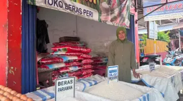 Pedagang di Pasar Minggu. Susi Yuliarti mengaku kenaikan harga dipicu oleh kenaikan BBM dan musim kemarau. Foto, Hatta/BN