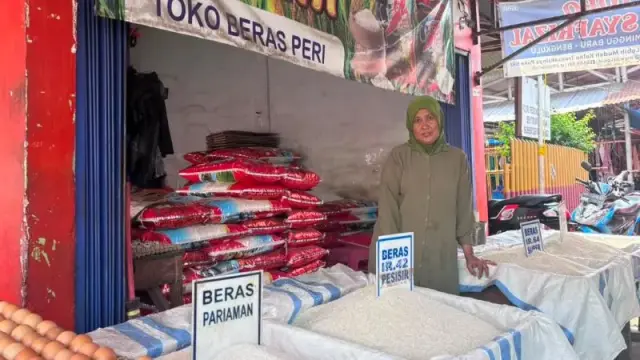 Pedagang di Pasar Minggu. Susi Yuliarti mengaku kenaikan harga dipicu oleh kenaikan BBM dan musim kemarau. Foto, Hatta/BN