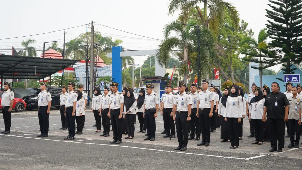 Apel Pagi, Imigrasi Bengkulu Berikan Penghargaan bagi Pegawai dan Outsourcing Teladan