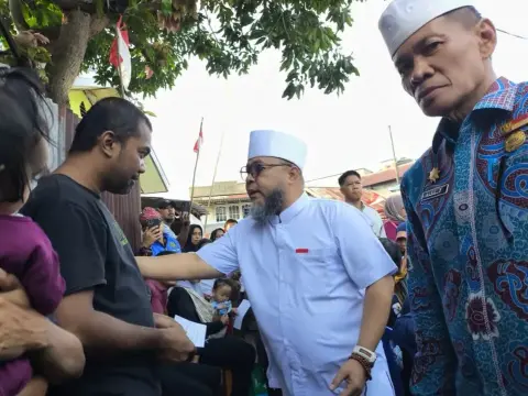 Gubernur Bengkulu Helmi Hasan mengunjungi warga korban kebakaran