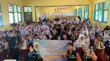 Foto bersama mahasiswa dan siswa peserta MPLS SMPN 23 Seluma