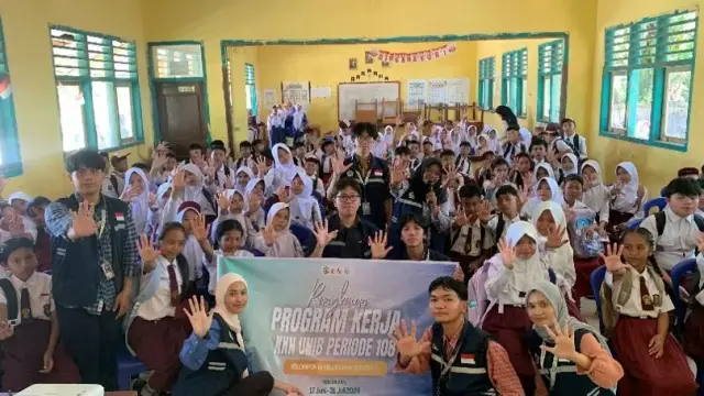 Foto bersama mahasiswa dan siswa peserta MPLS SMPN 23 Seluma