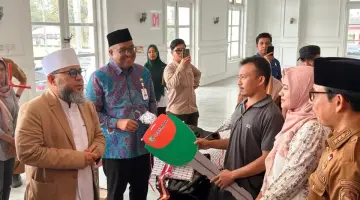 Gubernur Helmi Serahkan Bantuan Motor dan Mesin Jahit pada Korban Kebakaran