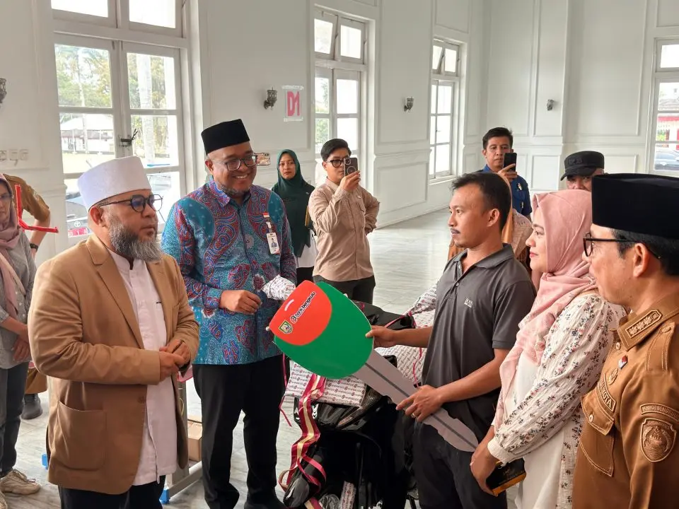 Gubernur Helmi Serahkan Bantuan Motor dan Mesin Jahit pada Korban Kebakaran