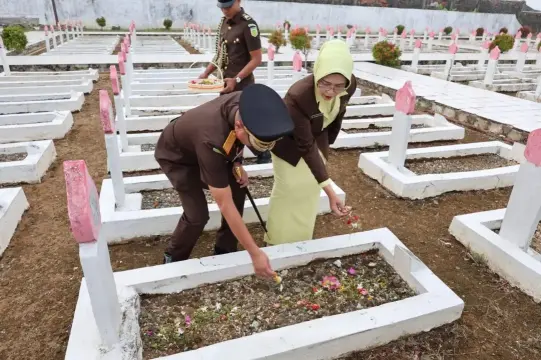 Kenang Jasa Pahlawan, Kejati Bengkulu Tabur Bunga di TMP Balai Buntar