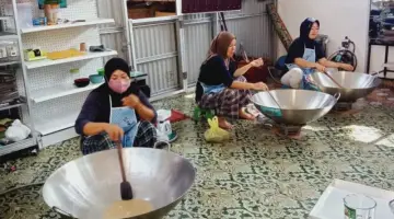 Anggota UMKM Lebong Berdaya melakukan proses produksi gula aren di rumah produksi Kelurahan Mubai, Kabupaten Lebong, Provinsi Bengkulu.