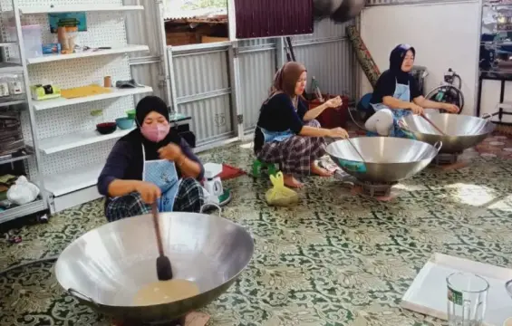 Anggota UMKM Lebong Berdaya melakukan proses produksi gula aren di rumah produksi Kelurahan Mubai, Kabupaten Lebong, Provinsi Bengkulu.