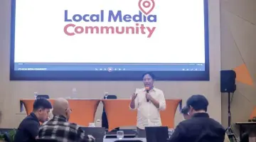 Kehadiran birokrasi LMK ini berisiko fatal dalam membunuh ruang gerak media lokal karena berpotensi menciptakan krisis arus kas (cash flow) yang selama ini menjadi urat nadi operasional harian.