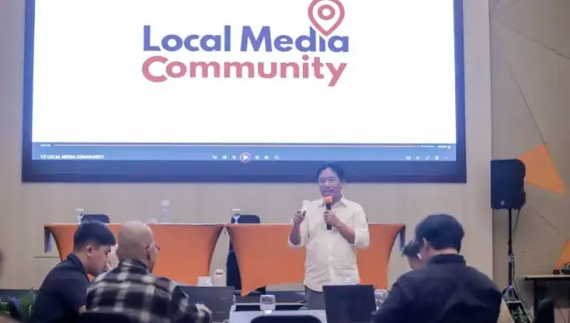 Kehadiran birokrasi LMK ini berisiko fatal dalam membunuh ruang gerak media lokal karena berpotensi menciptakan krisis arus kas (cash flow) yang selama ini menjadi urat nadi operasional harian.